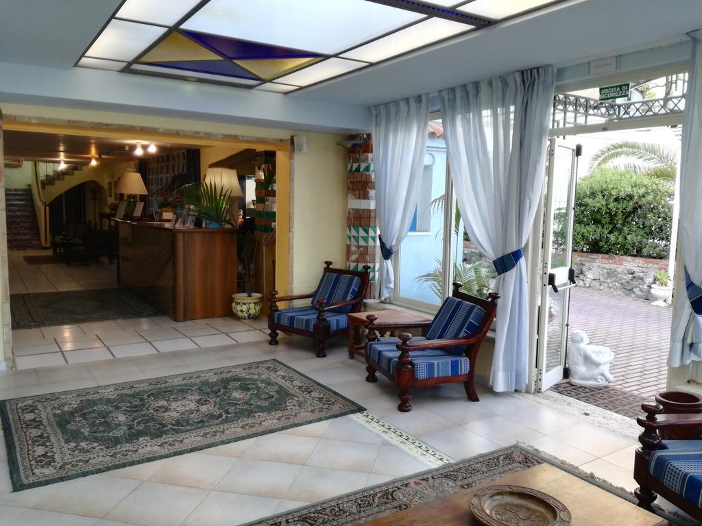Hotel Nike Giardini Naxos Eksteriør billede